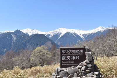 夜叉神峠から見た雪が残る白峰三山（しらねさんざん）