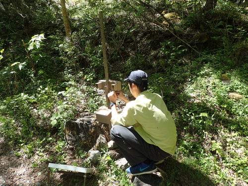 登山者カウンターの設置を行う小池自然保護官