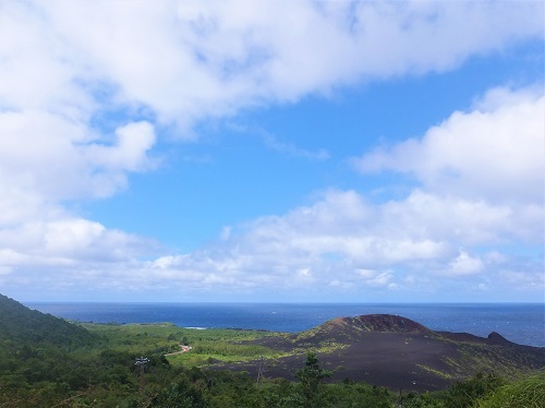 三宅島、三七山展望台からの景色。ひょうたん山と赤場暁を一望できる。（2019年7月10日撮影）