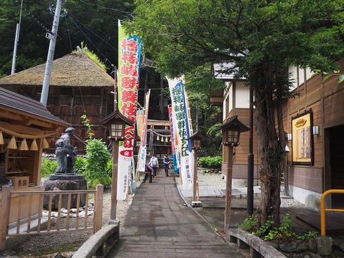 檜枝岐の舞台（奥）と歌舞伎伝承館（右）