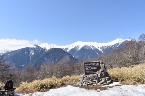夜叉神峠から残雪が残る白峰三山を望む