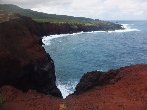 赤場暁を流れた溶岩の先端部分。赤い断崖になっている。（2019年7月10日）