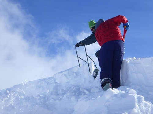 屋根の上での雪下ろし２
