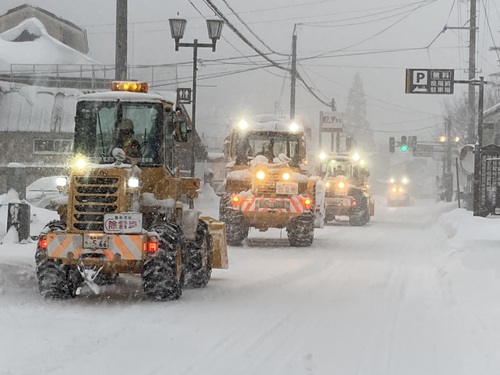 早朝から活躍する除雪車両