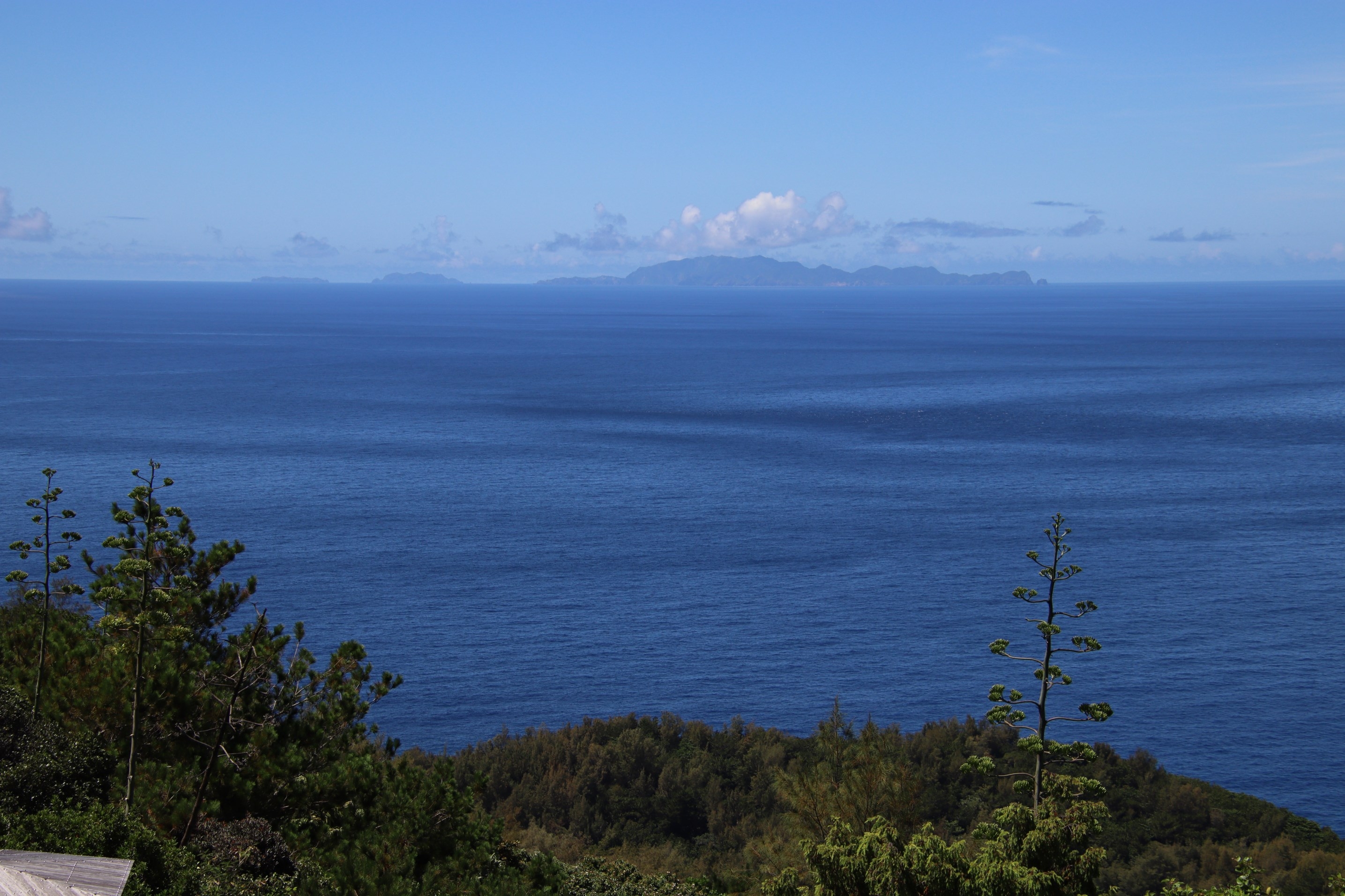 海の向こうに見える母島列島（左から姪島、妹島、母島）