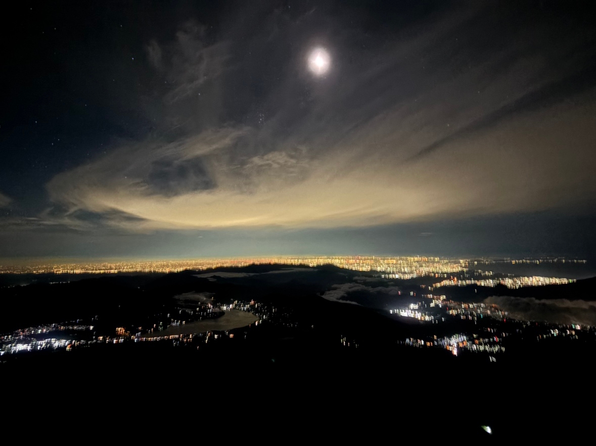 まるで光の海。時刻は午前2:20、この時間まで明るいことに驚きです！　
