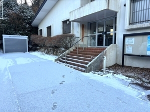 雪で真っ白に染まった箱根事務所前の写真　