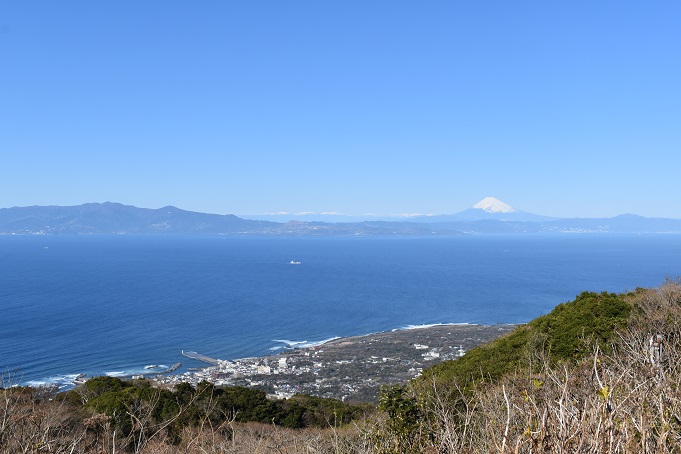 三原山山頂口展望台からの景色（写真左下は元町港