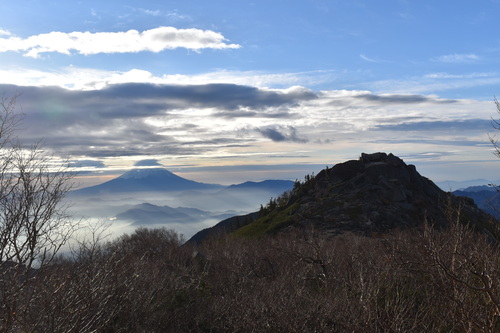 砂払岳と富士山（薬師岳付近から撮影）