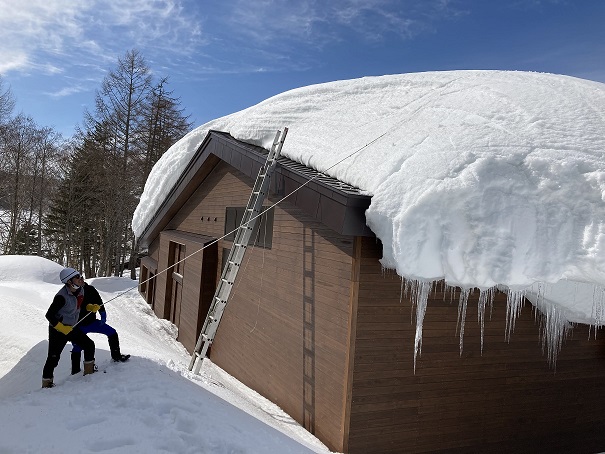 ワイヤーソーを屋根の雪の上に回して作業開始