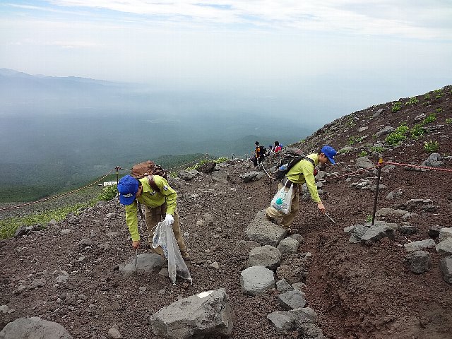 富士山登山道での清掃活動